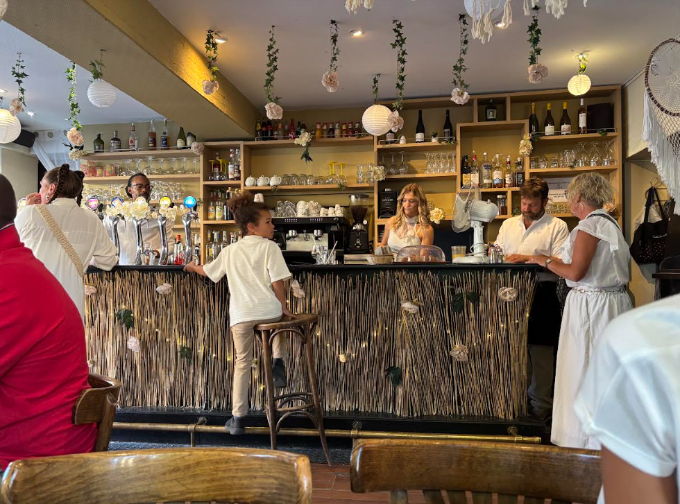 Le comptoir du bar O'Château décoré pour une soirée blanche