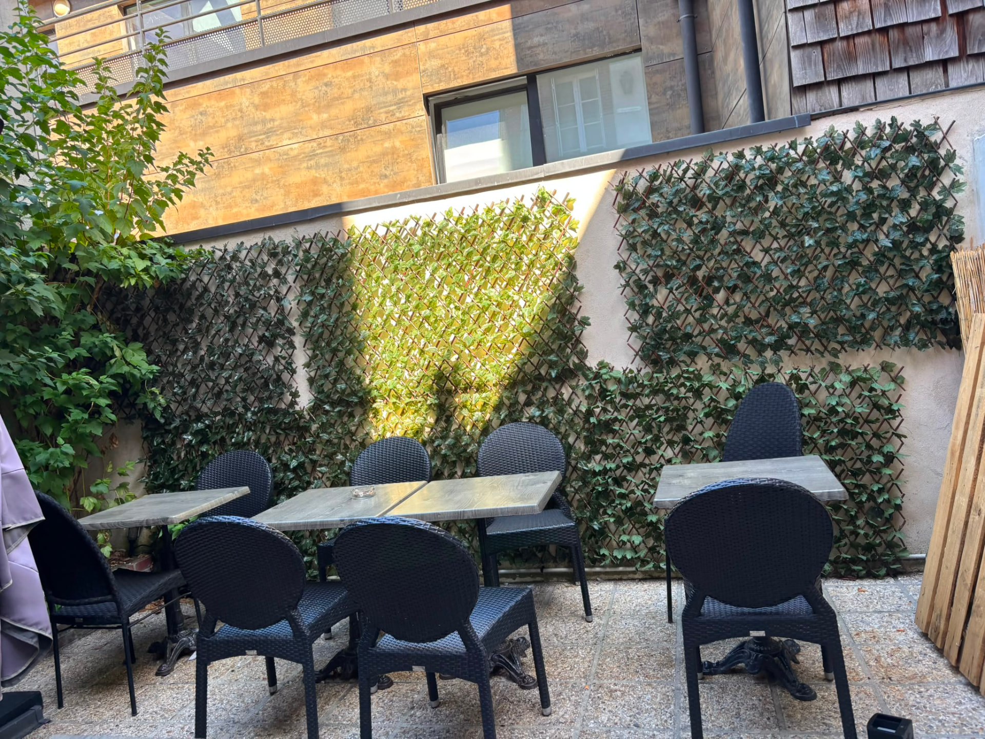 Terrasse intérieure entourée de végétation