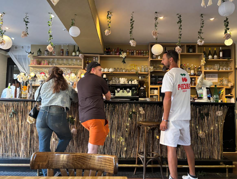 Clients au comptoir du bar en journée