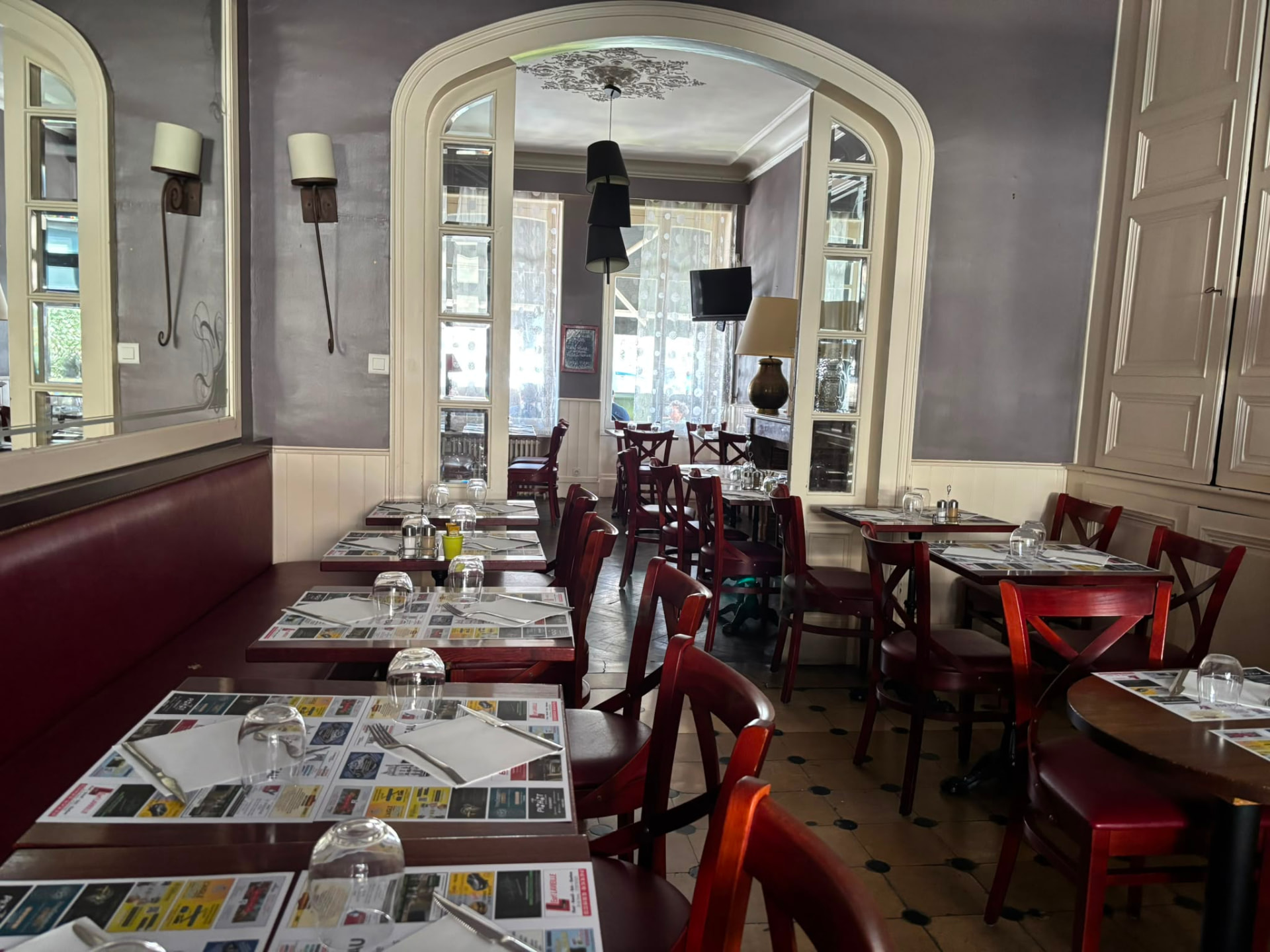 Tables dressées dans la salle de restaurant