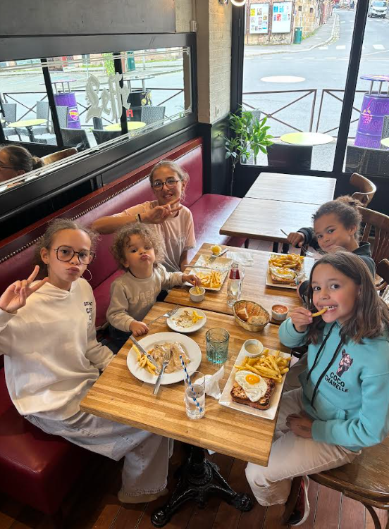 Enfants attablés devant croque-monsieur et frites en banquette