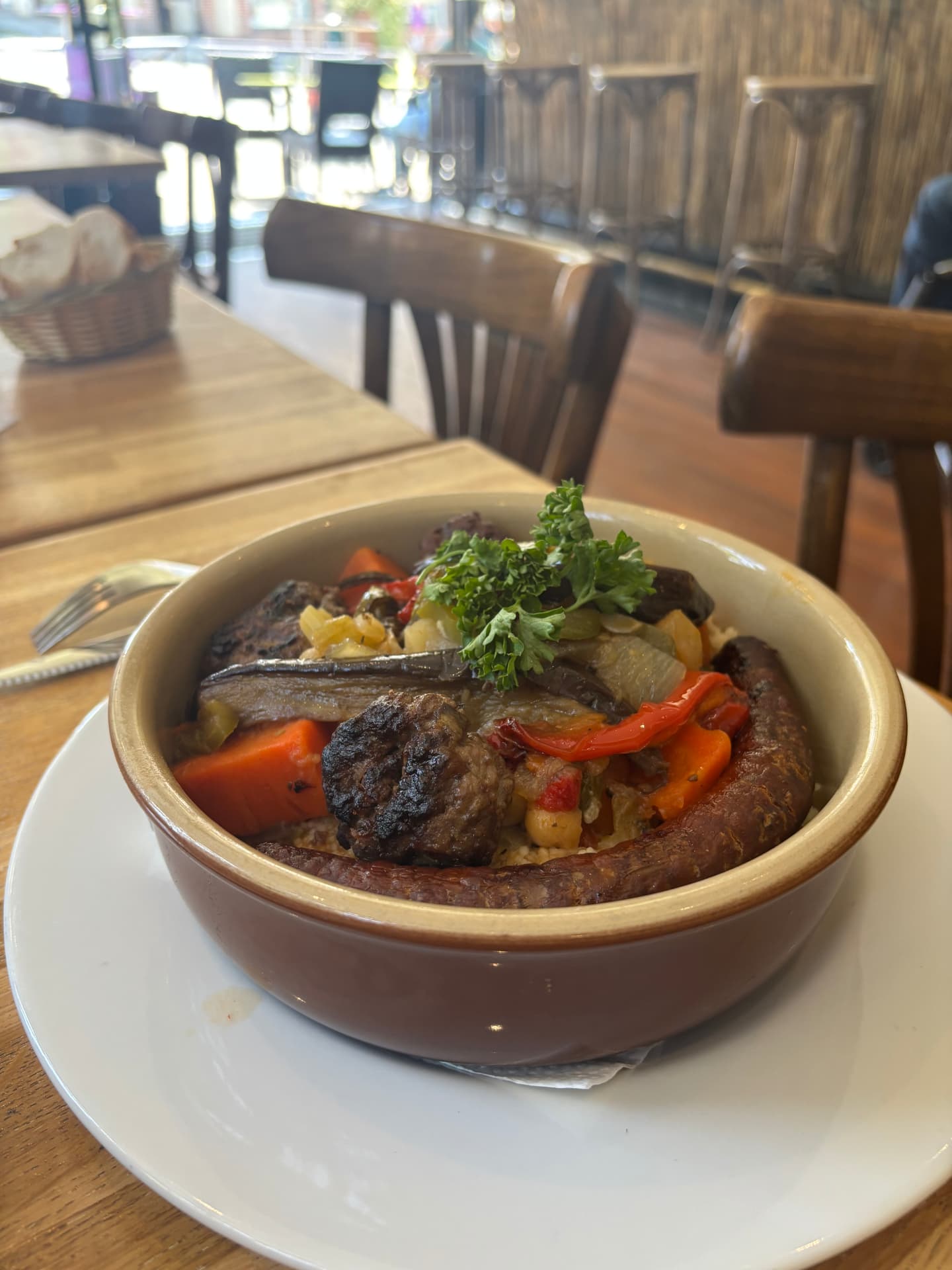 Cassolette de couscous maison servie en salle chez O'Château à L'Aigle