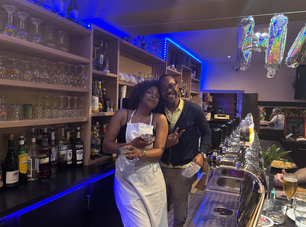 L'équipe du bar en soirée sous les lumières bleues