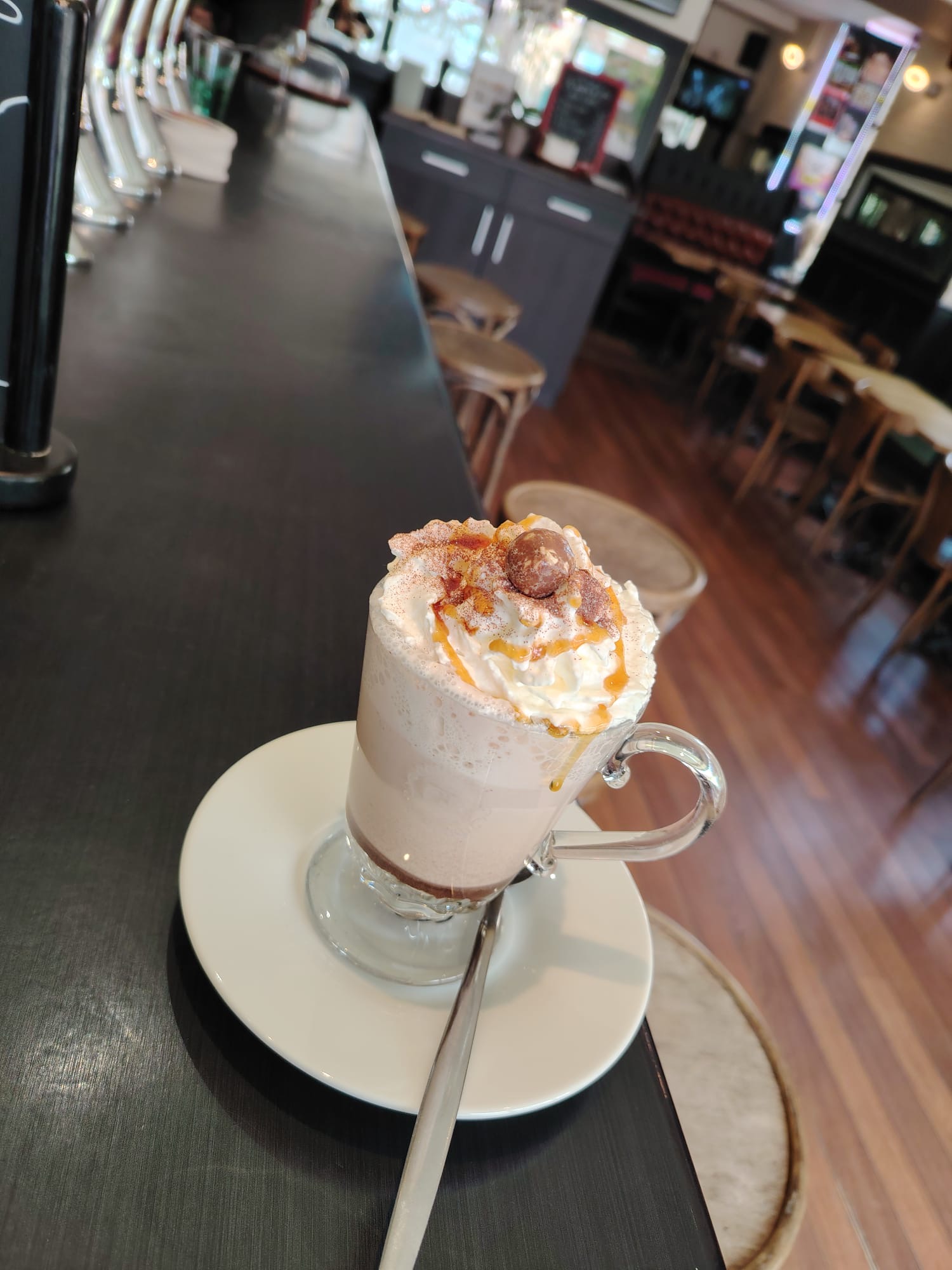 Chocolat chaud chantilly servi au comptoir du bar