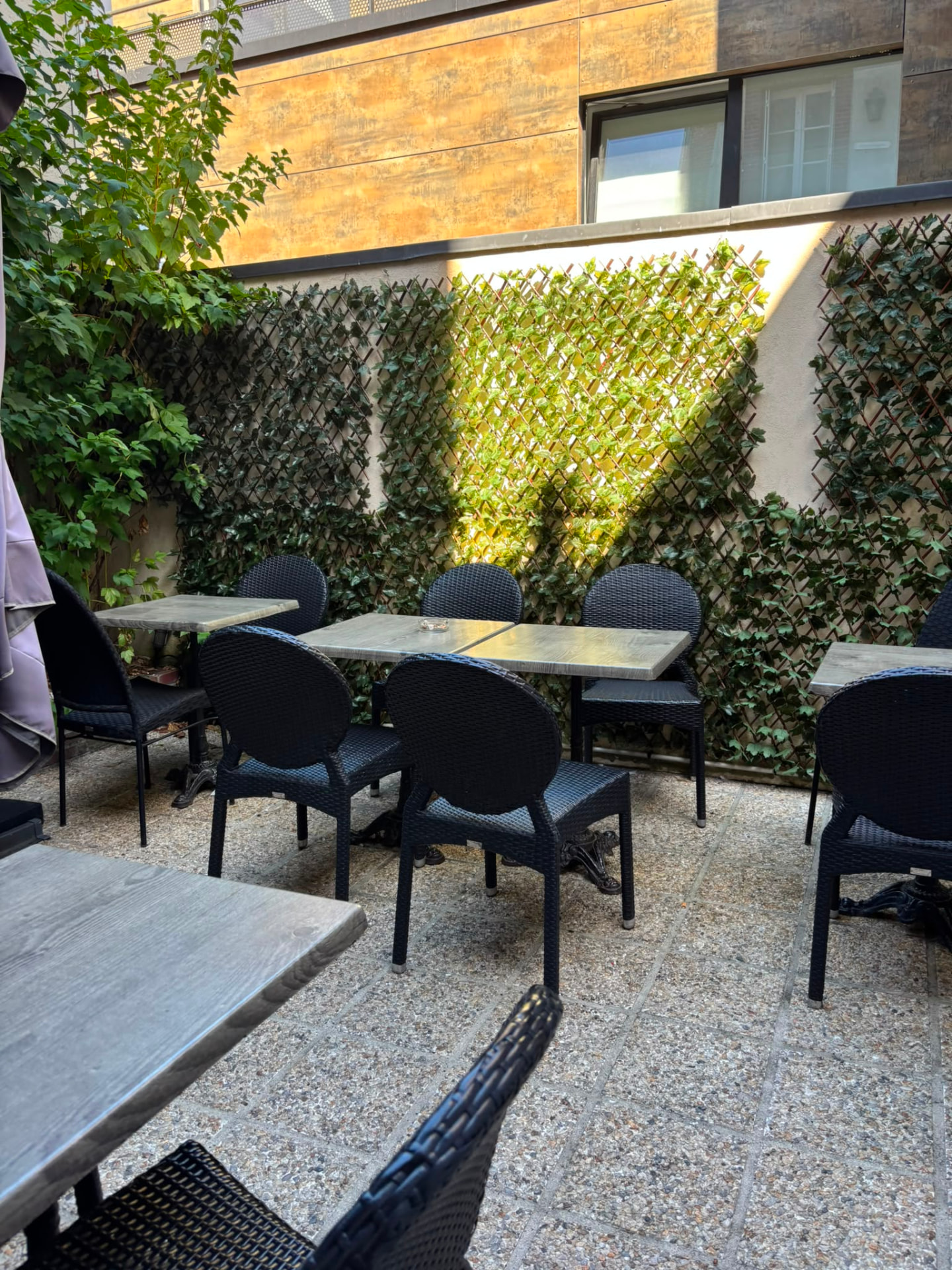 Tables de la terrasse intérieure au soleil