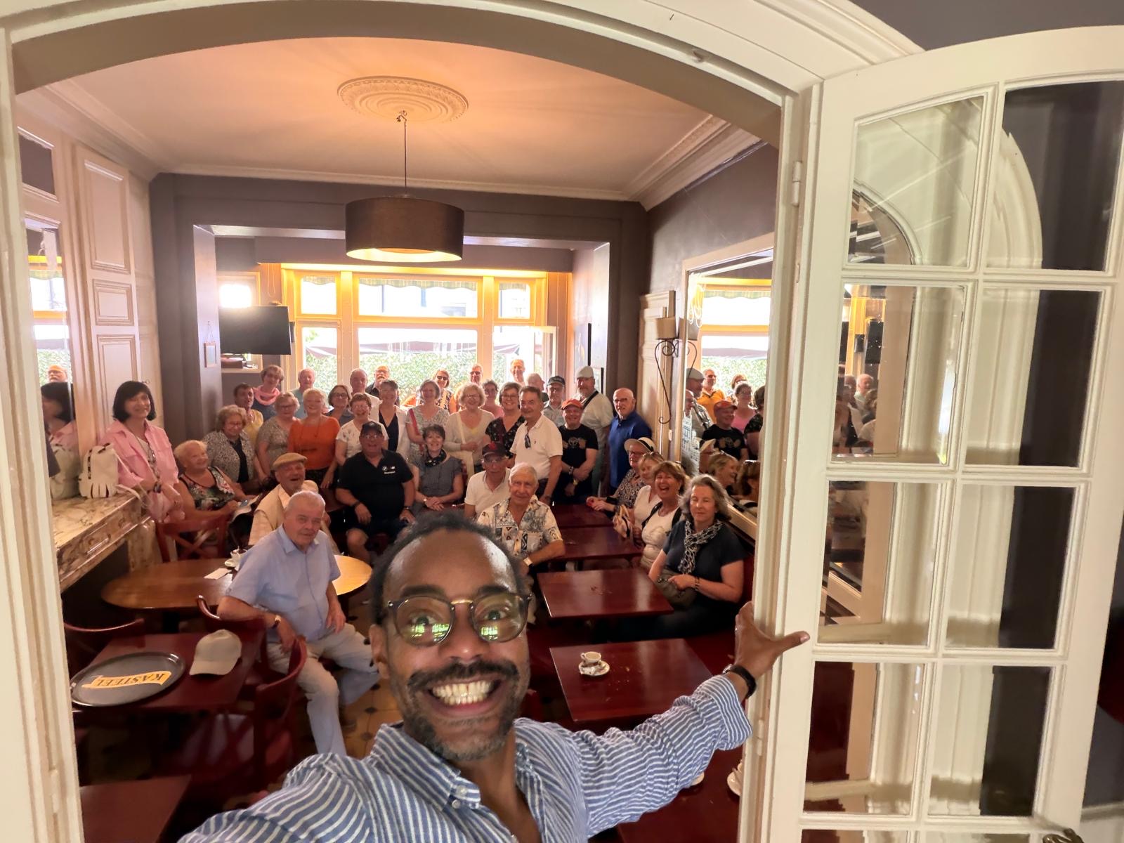 Groupe accueilli dans la salle du restaurant O'Château